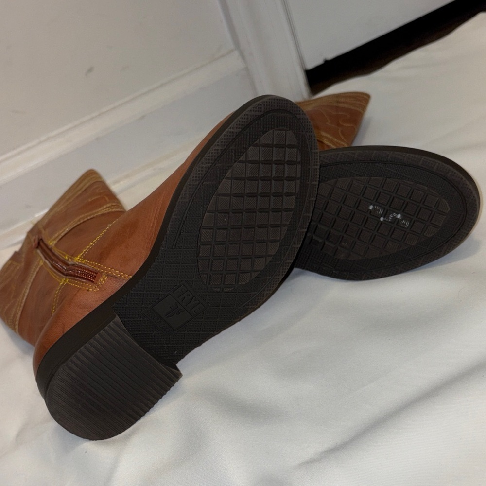 FRYE TAN KIDS HEELED BOOTS. - Picture 7 of 9